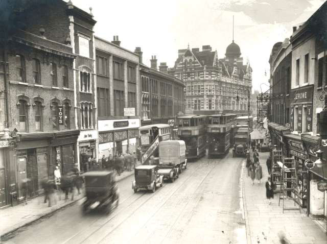 Stand Off In Old East London 57